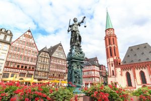 Old,Town,Square,Romerberg,With,Justitia,Statue,In,Frankfurt,Germany