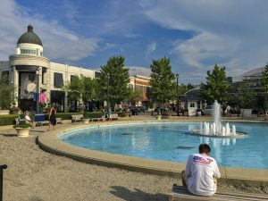 Columbus,,Ohio-,July,24,,2016:,Shoppers,Relax,Near,The,Fountain