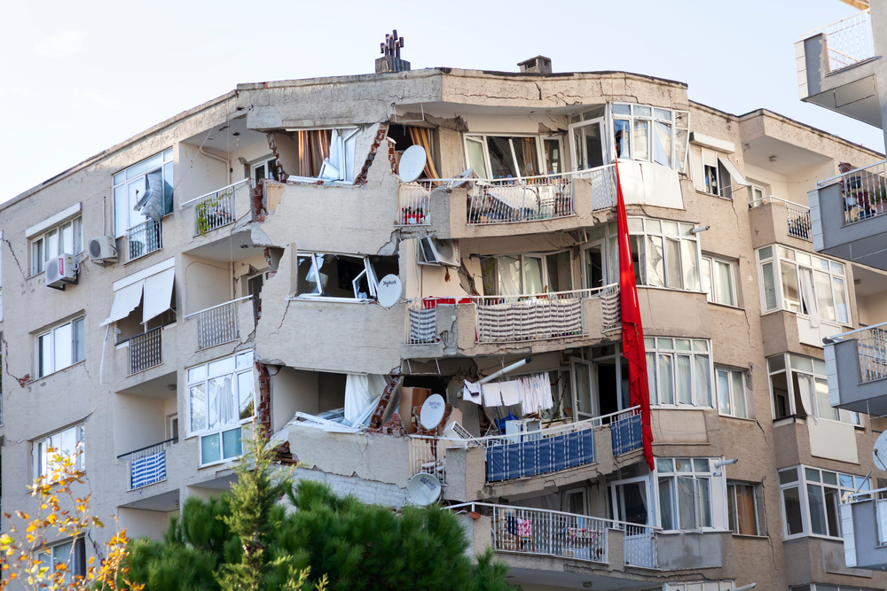 buildings shake during an earthquake